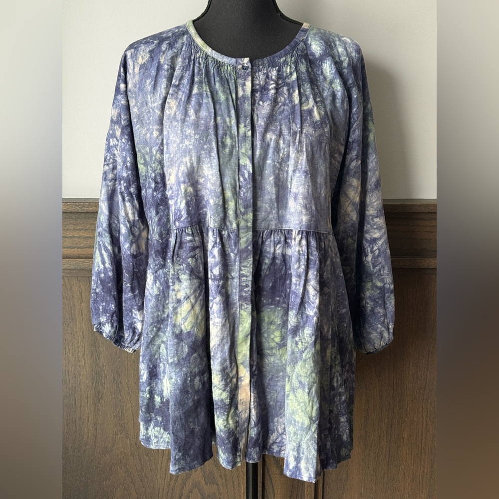 CAbi Tie Dye Blouse M Blue Green Linen Blend Button Front Boho Babydoll Top - Picture 2 of 8